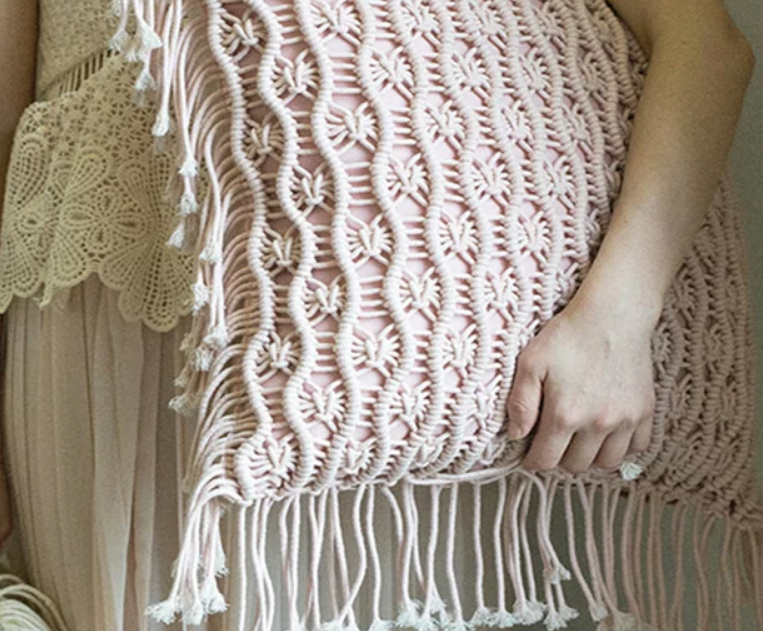 ROYSTYLE　手編みフリンジクッション ピンク ベージュ