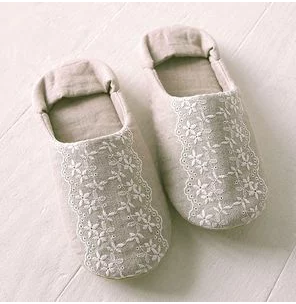 レース刺繍のルームシューズ
